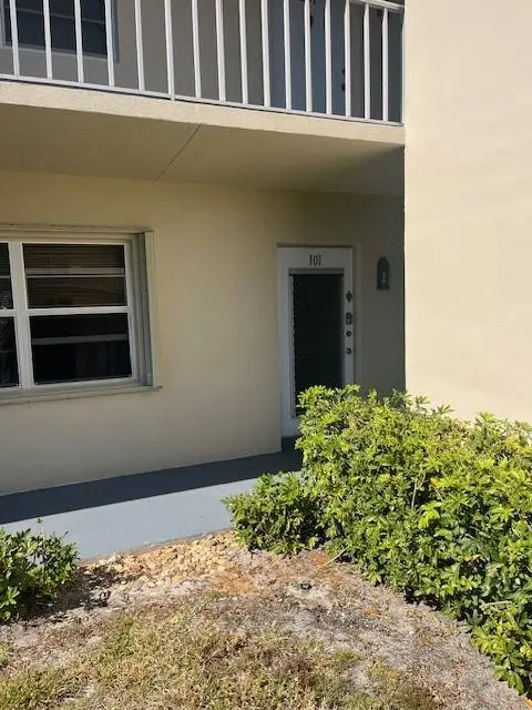 37 Pine Arbor LN #101, Vero Beach, FL 32962