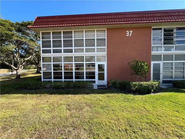 37 Pine Arbor LN #101, Vero Beach, FL 32962