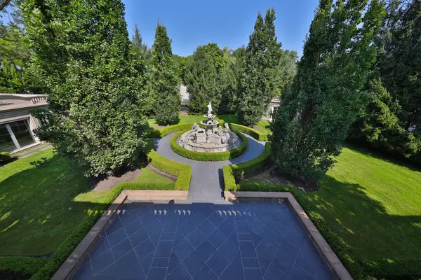 489 Lakeshore Rd E, Oakville, ON L6J 1K4