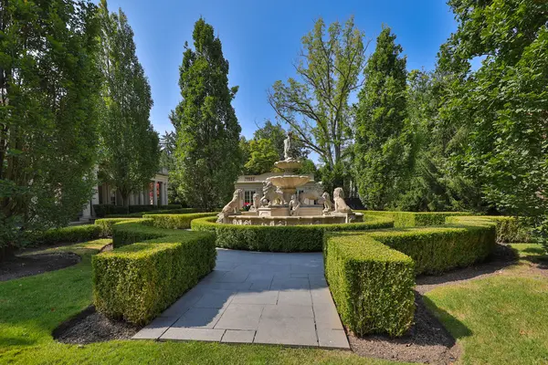 489 Lakeshore Rd E, Oakville, ON L6J 1K4
