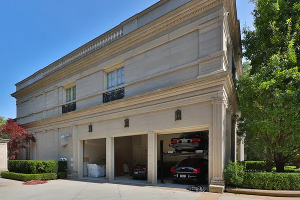 489 Lakeshore Rd E, Oakville, ON L6J 1K4