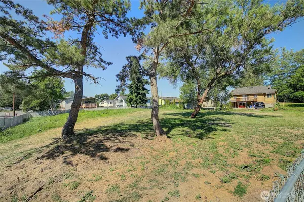 64 XX 32nd AVE S, Seattle, WA 98118