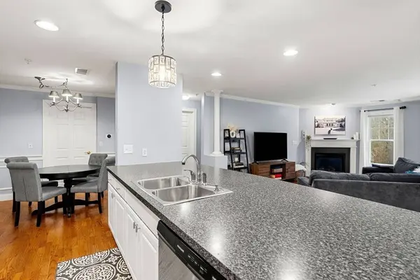 19 Broad St #203, Merrimac, MA 01860