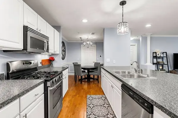 19 Broad St #203, Merrimac, MA 01860