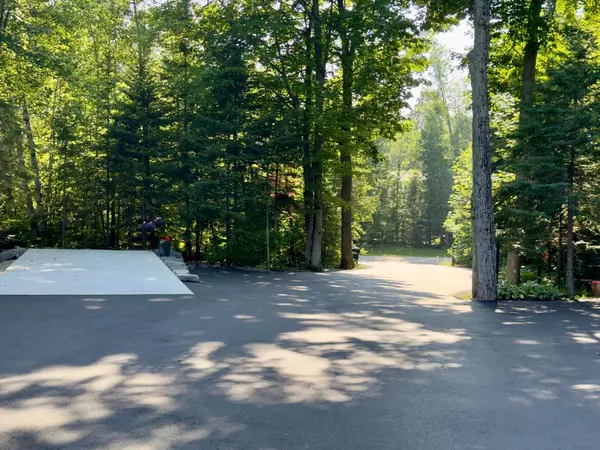 81 Spruce ST, Tiny, ON L0L 1P1