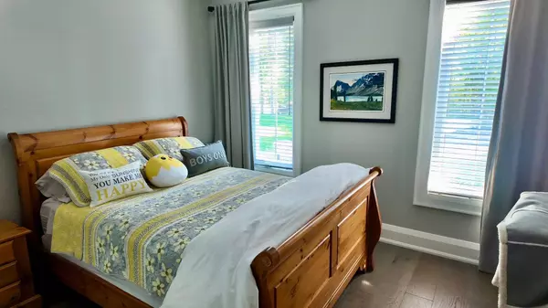 81 Spruce ST, Tiny, ON L0L 1P1