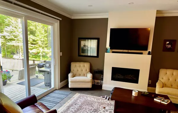 81 Spruce ST, Tiny, ON L0L 1P1