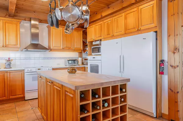 496083 Grey Road 2 RD, Blue Mountains, ON N0H 1J0