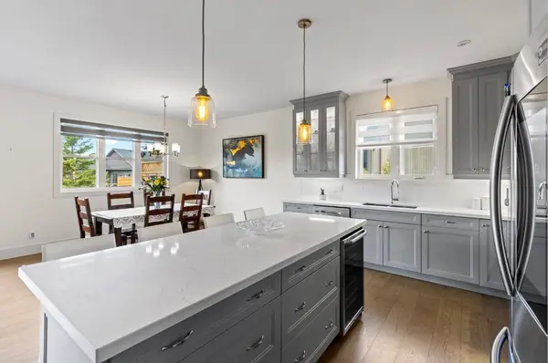 14 Thomas ST, Wasaga Beach, ON L9Z 2Y9