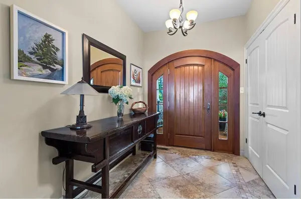19 Georgian Manor DR, Collingwood, ON L9Y 3Z1