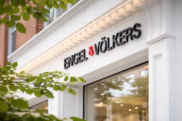 What Defines a Luxury Brokerage