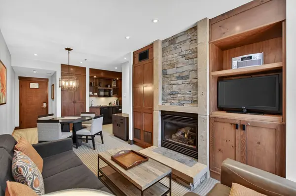 150 Ch. du Curé-Deslauriers #201-203, Mont-tremblant, QC J8E1C9