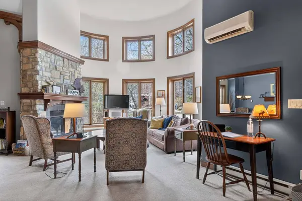 106 Ch. des Quatre-Sommets #2, Mont-tremblant, QC J8E1C6