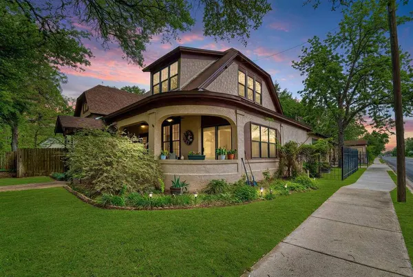 300 Mills ST, Smithville, TX 78957