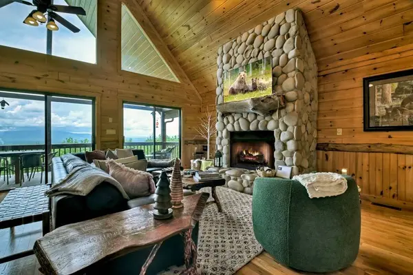 572 Sunrock Mountain Trc, Blue Ridge, GA 30513