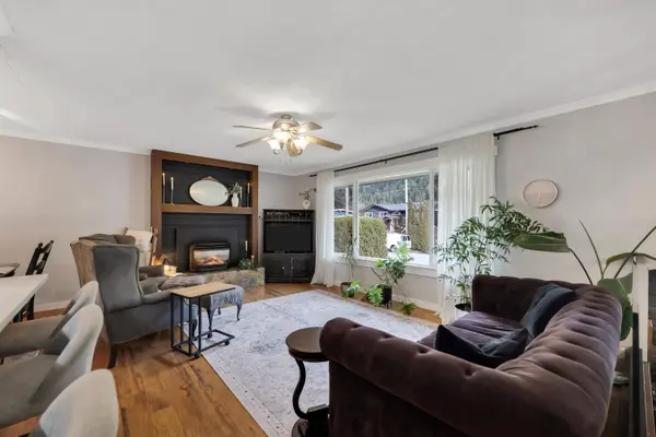 38101 Chestnut AVE, Squamish, BC V8B 0X6