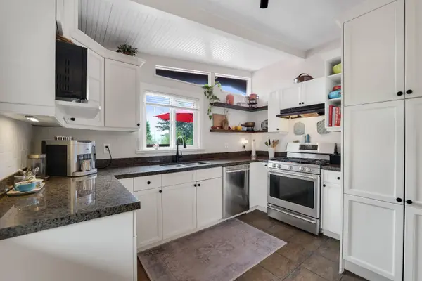 624 Lower CRES, Britannia Beach, BC V8B 1J1