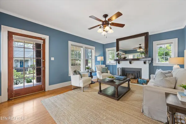 1011 Thompson PL, Knoxville, TN 37917