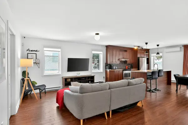 331 Mtée Gagnon #A, Bois-des-filion, QC J6Z2X1