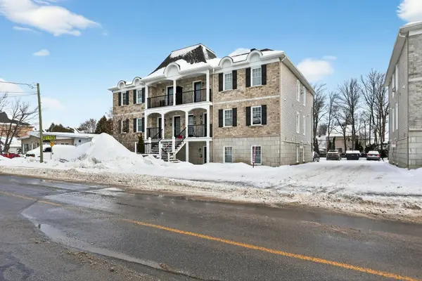 331 Mtée Gagnon #A, Bois-des-filion, QC J6Z2X1