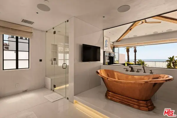 966 Palisades Beach RD, Santa Monica, CA 90403