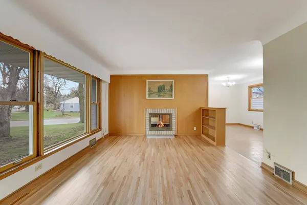 1245 Oakcrest AVE, Roseville, MN 55113