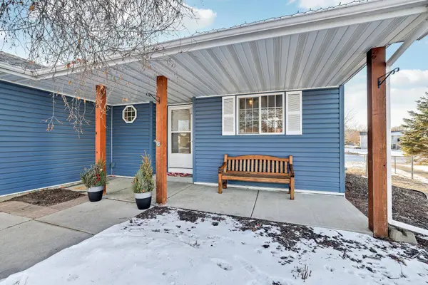 224 Hickory LN E, Shakopee, MN 55379