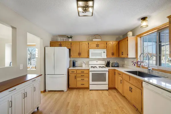 224 Hickory LN E, Shakopee, MN 55379