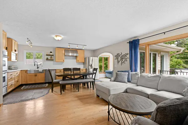 10359 Huntington DR, Eden Prairie, MN 55347