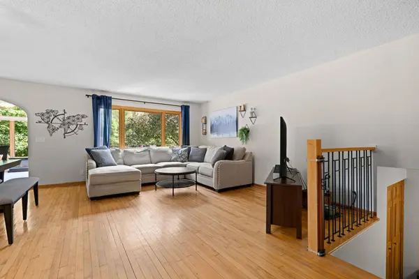 10359 Huntington DR, Eden Prairie, MN 55347