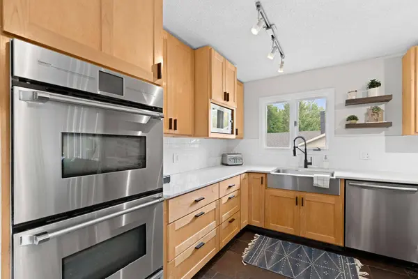 10359 Huntington DR, Eden Prairie, MN 55347