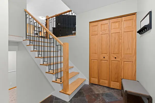 10359 Huntington DR, Eden Prairie, MN 55347