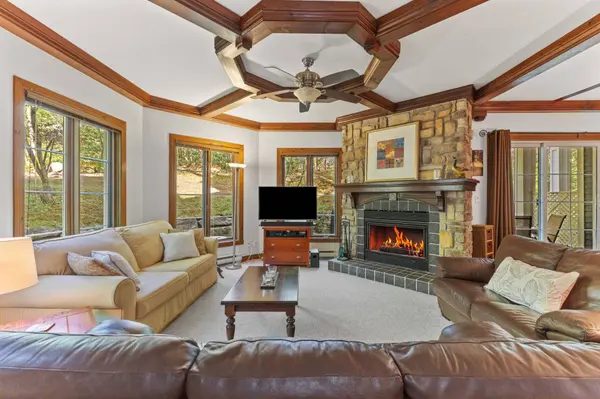 102 Ch. des Quatre-Sommets #1, Mont-tremblant, QC J8E1C6