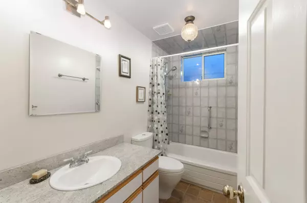 3316 W 3rd AVE, Vancouver, BC V6R 1L4