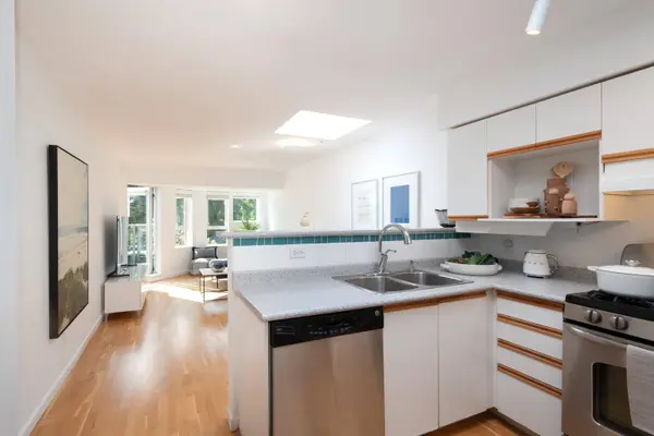 3440 W Broadway #420, Vancouver, BC V6R 4R2