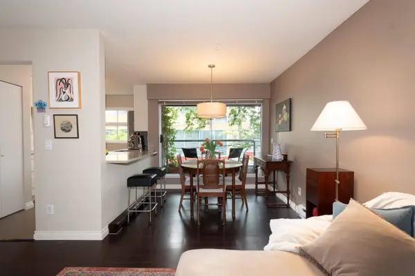 2250 W 3rd AVE #301, Vancouver, BC V6K 1L4