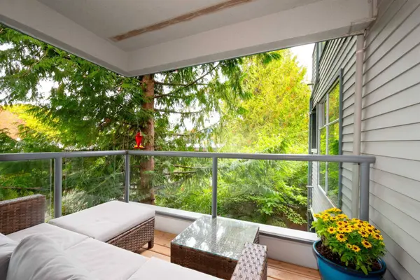 2250 W 3rd AVE #301, Vancouver, BC V6K 1L4