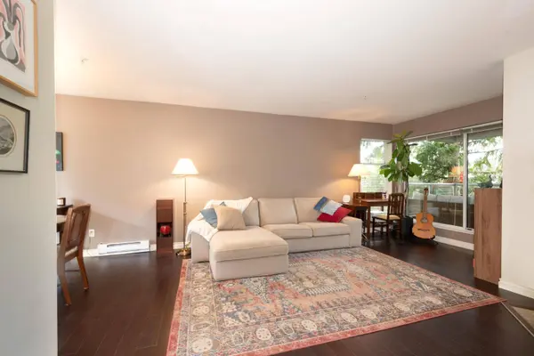 2250 W 3rd AVE #301, Vancouver, BC V6K 1L4
