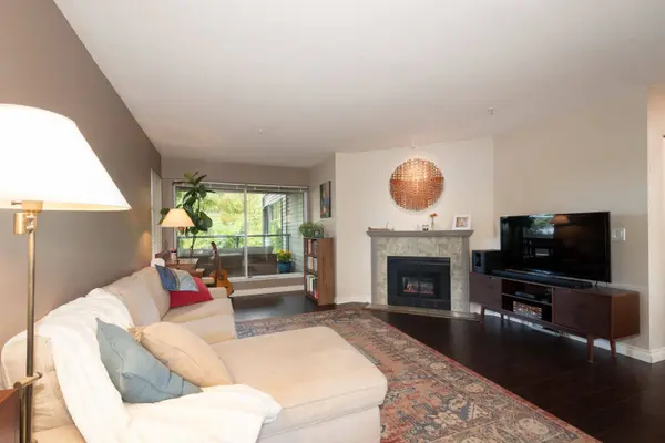 2250 W 3rd AVE #301, Vancouver, BC V6K 1L4
