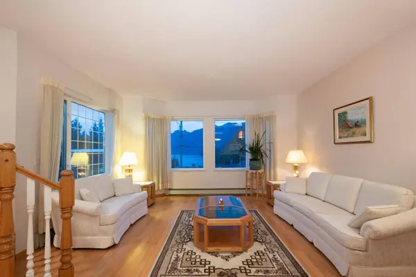 6440 Rosebery AVE, West Vancouver, BC V7W 2C6