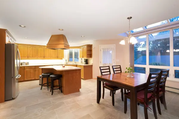 6440 Rosebery AVE, West Vancouver, BC V7W 2C6