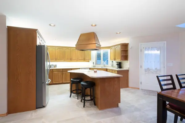6440 Rosebery AVE, West Vancouver, BC V7W 2C6