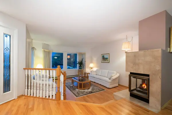 6440 Rosebery AVE, West Vancouver, BC V7W 2C6