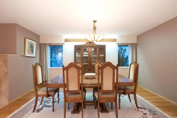 6440 Rosebery AVE, West Vancouver, BC V7W 2C6