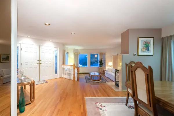 6440 Rosebery AVE, West Vancouver, BC V7W 2C6