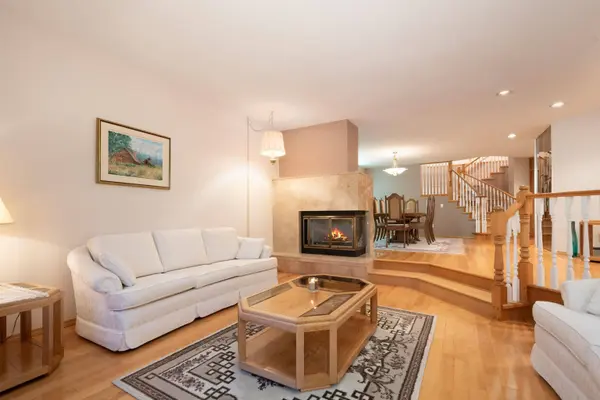 6440 Rosebery AVE, West Vancouver, BC V7W 2C6