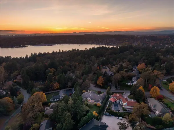 3721 Arbutus Ridge, Saanich, BC V8N 6B3