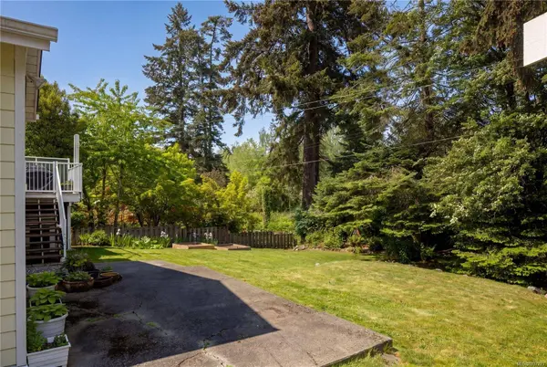3405 Rolston Cres, Saanich, BC V8Z 4P2