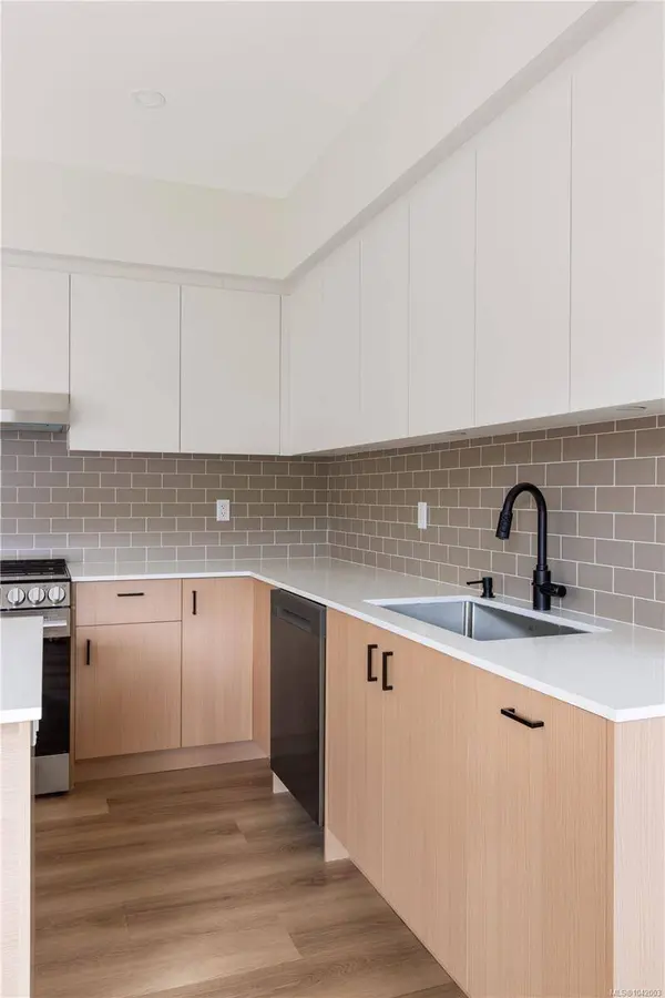 913 Dale St ##3, Saanich, BC V8X 2V9