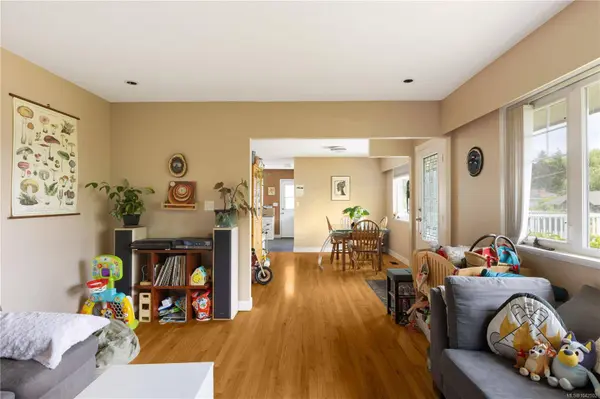 1730 Christmas Ave, Saanich, BC V8P 2X9
